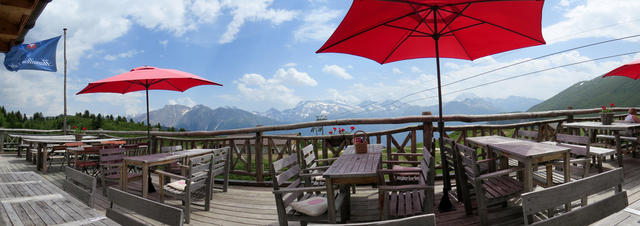 bei einer traumhaften Aussicht, geniessen wir ein Bierchen  sprechen über die heutige sehr schöne Wanderung