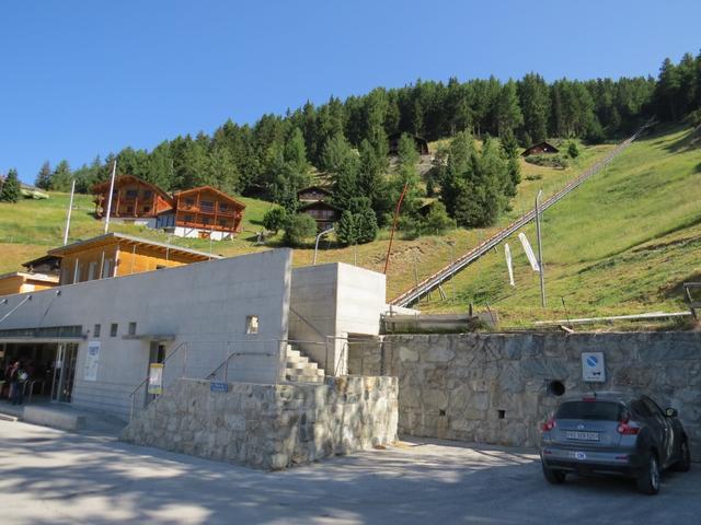 bei der Talstation der Standseilbahn in St.Luc