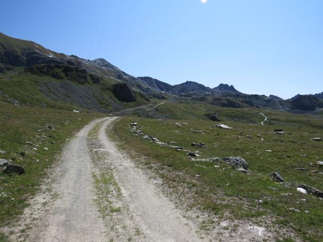 bei der Alp Garboula vorbei, laufen wir über eine Kiesstrasse Richtung Punkt 2433 m.ü.M.