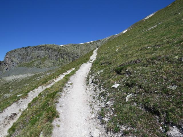 vorbei an Punkt 2726 m.ü.M. geht es immer weiter aufwärts