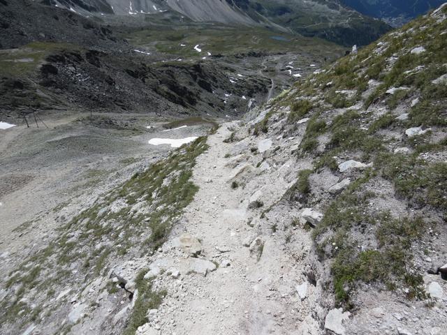 Trittsicher sollte man sein. Der Weg ist sandig und rutschig