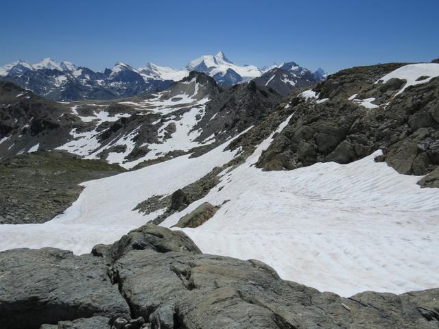 der Weg führt uns nun zwischen Punkt 2958 m.ü.M. "Runds Horli" und Punkt 2894 m.ü.M.