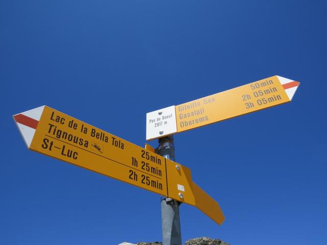 Wegweiser beim Pas du Boeuf. Unsere Wanderung führt uns nun nach Tignousa zurück