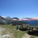 die Cabane Bella Tola liegt auf einer kleinen Ebene mit einer traumhaften Aussicht