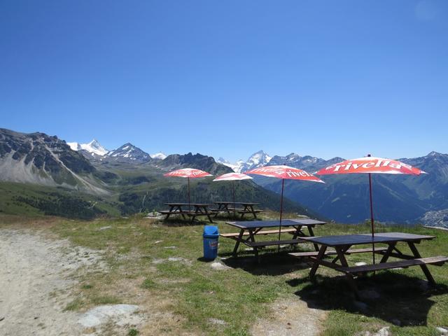 die Cabane Bella Tola liegt auf einer kleinen Ebene mit einer traumhaften Aussicht