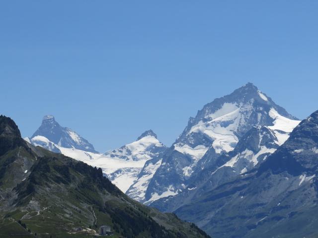 links das Matterhorn dann der Dent d'Hérens und rechts der Dent Blanche