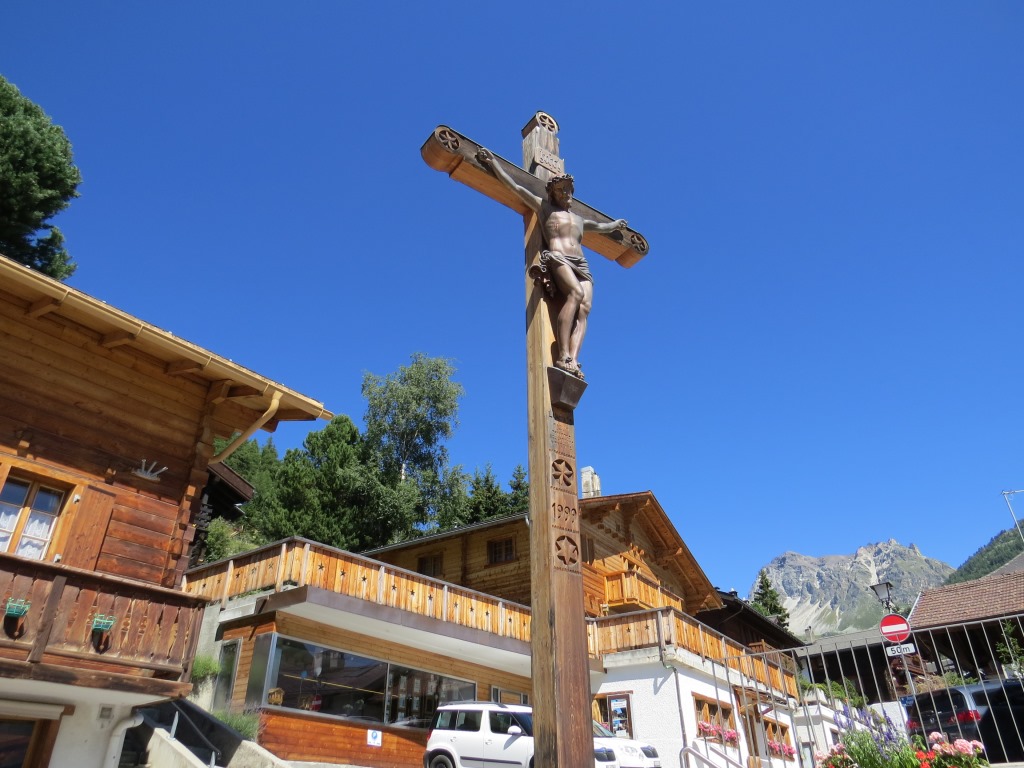 beim schönen Kreuz auf dem alten Dorfplatz, endet unser Rundgang durch St.Luc