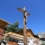 beim schönen Kreuz auf dem alten Dorfplatz, endet unser Rundgang durch St.Luc