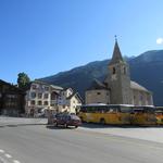 der grosse Dorfplatz von Vissoie. Hier treffen alle Postautos vom Val d'Anniviers ein