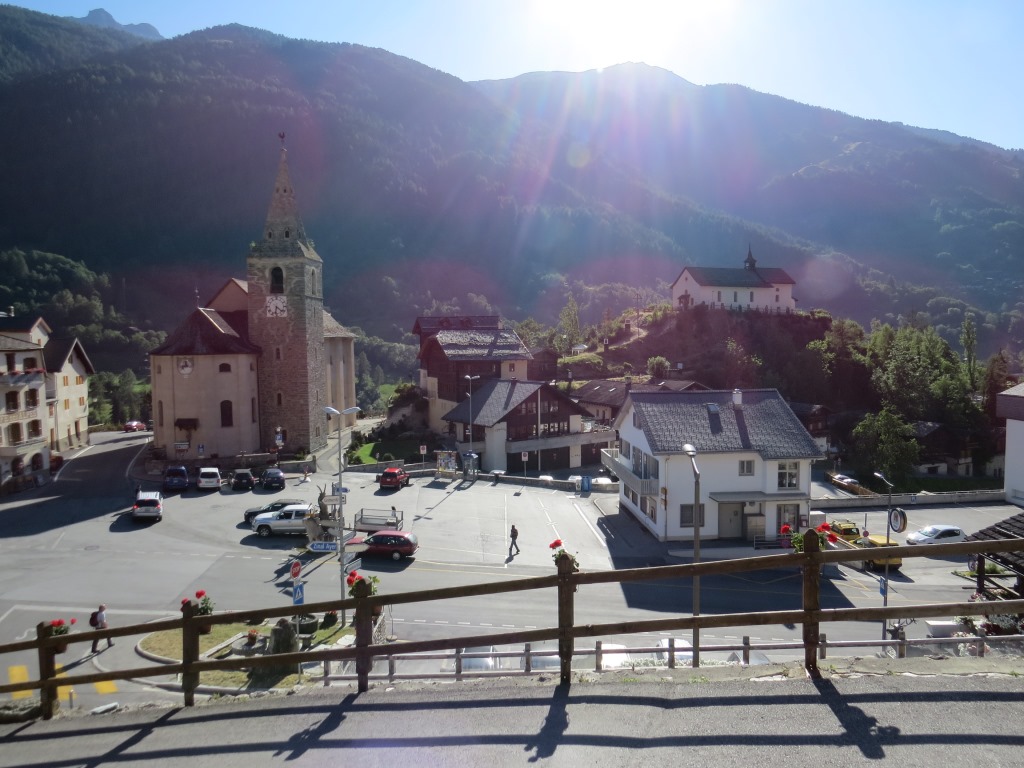 Dorfplatz von Vissoie mit den zwei Kirchen