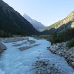 über eine grosse Brücke überqueren wir den Bach "La Navisence"