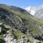 bei Punkt 2430 m.ü.M. schwenkt der Weg in eine Schlucht hinein. Gut ersichtlich der weitere Wegverlauf