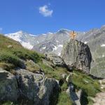 kurz nach der Schlucht erreichen wir dieser riesige Felsen mit einem Kreuz obendrauf