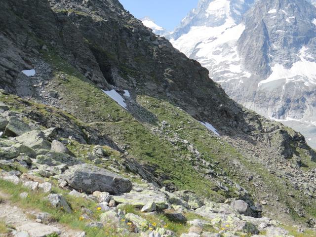 kurz vor der nächsten Schlucht. Der weitere Wegverlauf ist gut ersichtlich. Er führt nun über steil abfallende Hänge