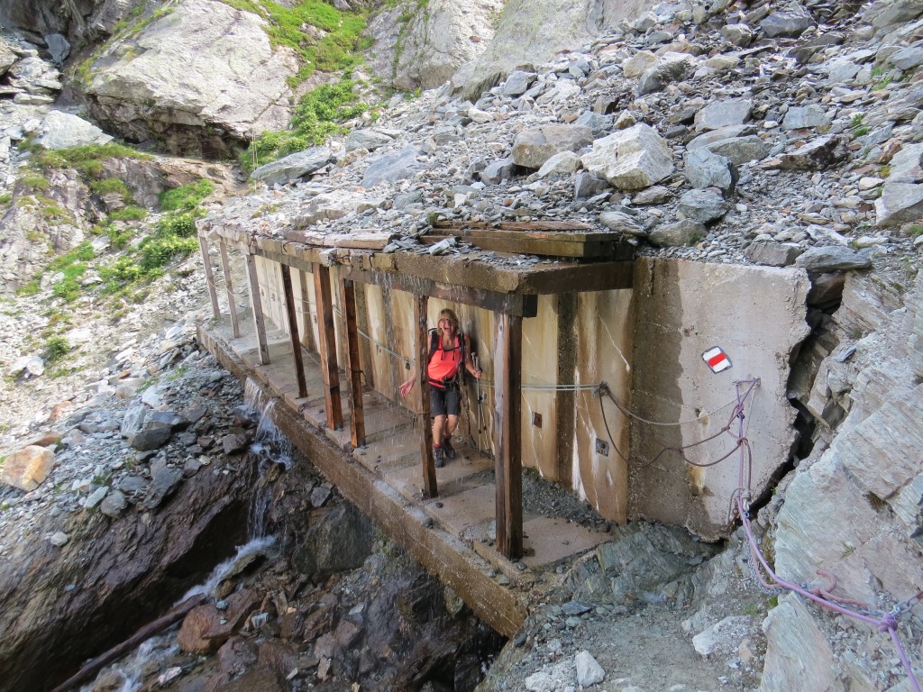 hier heisst es schnell hindurch. Die Betongalerie muss zwingend neu erstellt werden. Eventuell durch eine Hängebrücke?