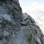 kurz nach dieser tief eingeschnittenen Schlucht, führt der Weg über eine ausgesetzte Passage