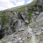 der Bergweg biegt nun in die Schlucht hinein