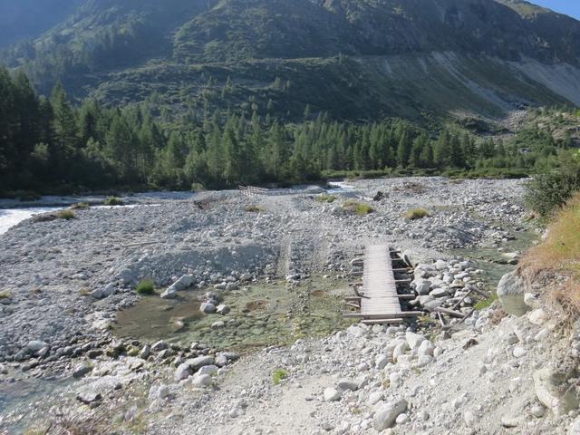 über eine Holzbrücke überqueren wir den Bach Navisence