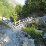 über eine solide Holzbrücke wird bei Punkt 1908 m.ü.M. der nächste Bach überschritten