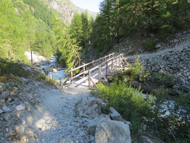 über eine solide Holzbrücke wird bei Punkt 1908 m.ü.M. der nächste Bach überschritten