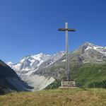 vom grossen Holzkreuz auf Le Chiesso kann man eine schöne Aussicht zum Pointe de Zinal, Dent Blanche und Grand Cornier werfen