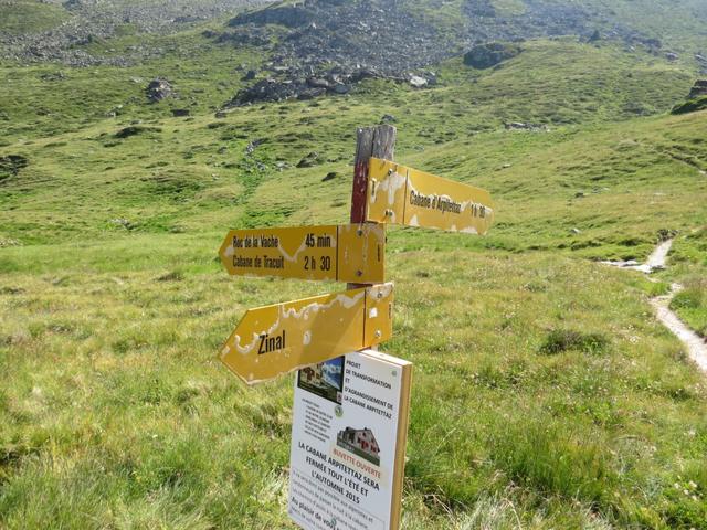 links am Lac d'Arpitetta vorbei biegen wir in den effektiven Hüttenweg ein, der uns hinauf zur Cabane dÂrpitettaz führen wird