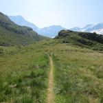 wir wandern über Alpweiden links an Punkt 2288 m.ü.M. vorbei