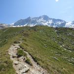 die gigantische Weisshorn-Westwand taucht vor uns auf