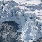 die gewaltigen Gletscherabbrüche des Glacier de Moming