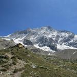 Blick zurück zur Cabane d'Arpitettaz und die Westwand des Weisshorns. 1700 Höhenmeter höher als die Cabane