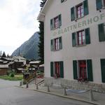 vor Beginn der Wanderung geniessen wir auf der Terrasse vom Blattnerhof einen feinen Kaffee