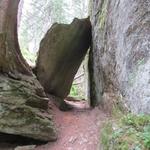 der Wanderweg führt neben grossen Felsbrocken, oder unten durch