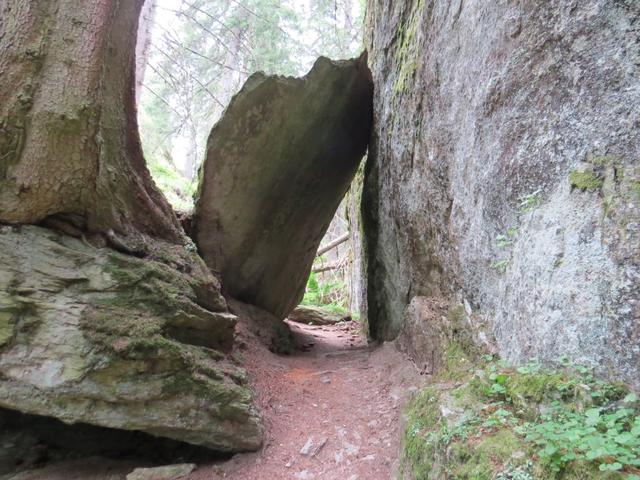 der Wanderweg führt neben grossen Felsbrocken, oder unten durch