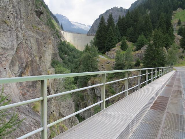 hoch über der Massa überqueren wir über eine solide Eisenbrücke die Massaschlucht