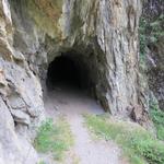 der Wanderweg führt durch einen Tunnel wo die Suone früher hindurchführte
