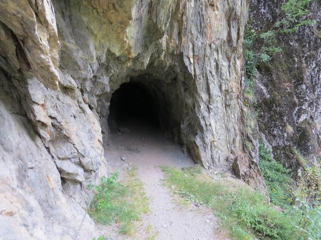 der Wanderweg führt durch einen Tunnel wo die Suone früher hindurchführte