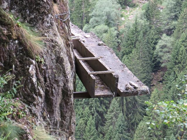 ganz früher verlief die Suone schwindelerregend an der senkrechten Felswand vorbei