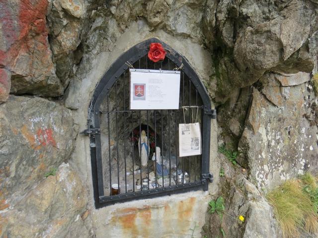 Kreuz und Bildhäuschen erinnert an die Menschen die während der Arbeit an der Suone abgestürzt sind