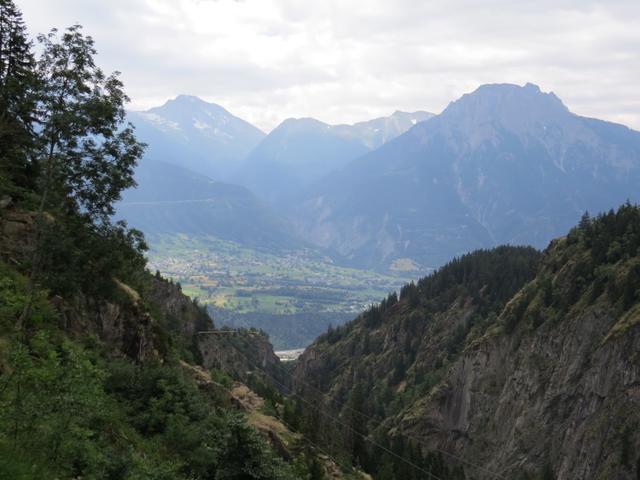 verbunden mit grossartigen Aussichten ins Rhonetal wandern wir weiter