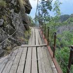 vorbei an Punkt 1120 m.ü.M. erreichen wir die Stelle wo der Wanderweg über einen Holzsteg geführt wird