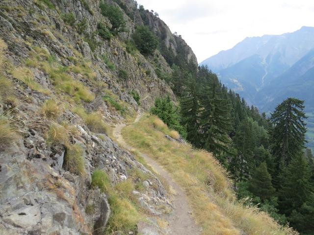 der Weg biegt nun links ab Richtung Ried-Mörel