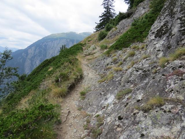 der Wanderweg ist nun schmal und links von uns geht es fast senkrecht abwärts in die Massaschlucht