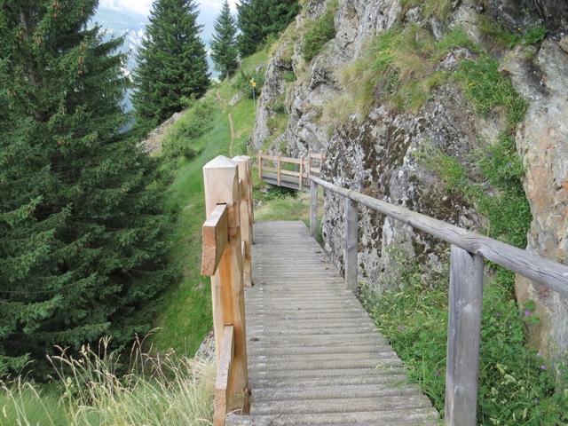 der Wanderweg führt zwischendurch über gut erbaute Holzbrücken