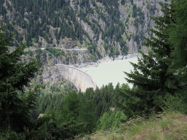 Tiefblick auf den Gibidum Stausee. Unser nächstes Ziel