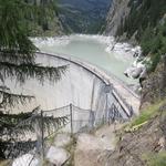 der Weg führt uns nun direkt auf die Staumauer des Gibidum Stausee