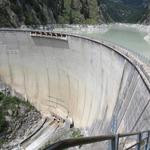 Blick auf die grosse Staumauer die das Gletscherwasser vom grossen Aletschgletscher sammelt