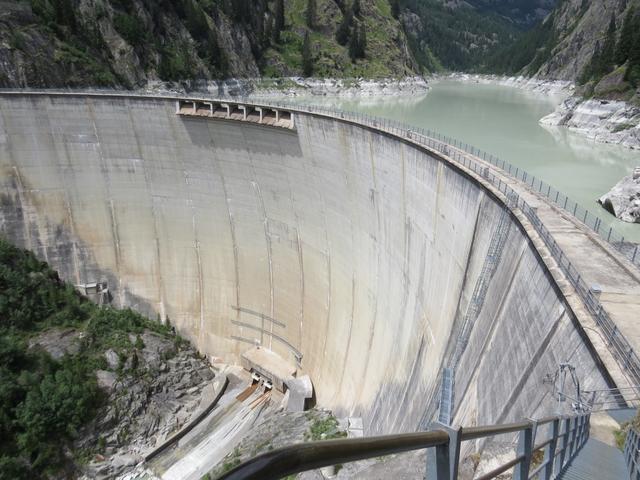 Blick auf die grosse Staumauer die das Gletscherwasser vom grossen Aletschgletscher sammelt