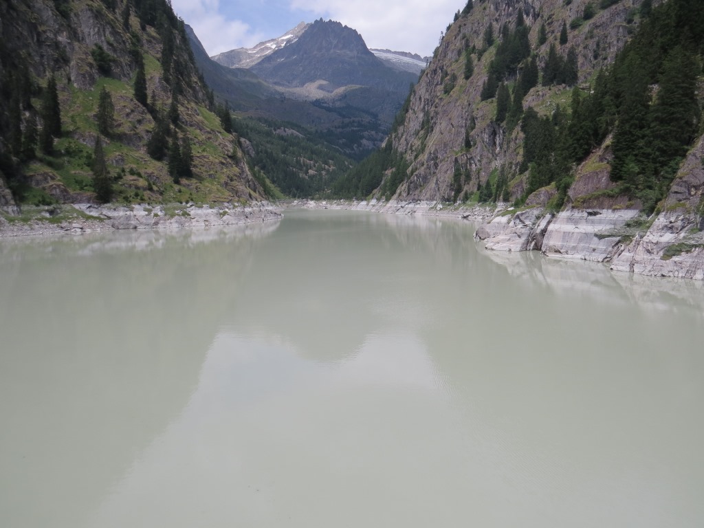 ...entstanden durch das Schmelzwasser des Aletschgletschers, welche sich im Laufe der Jahrhunderte durch den Granit gegraben hat