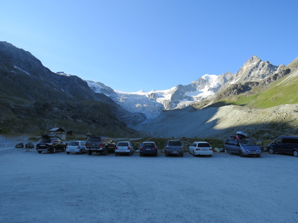 beim grossen Parkplatz am Ende des Stausee vom Lac de Moiry 2349 m.ü.M.