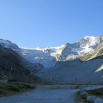 Blick über die Schwemmebene von Châteaupré und den gleichnamigen See hinauf zum Glacier de Moiry